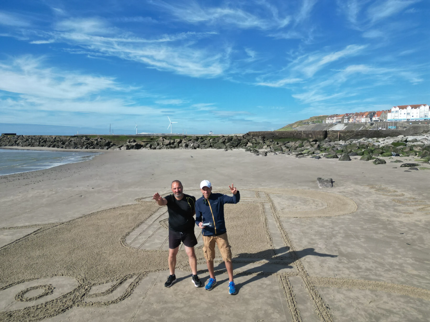 Vue proche d’une fresque représentant une voiture ancienne avec deux personnes sur la plage