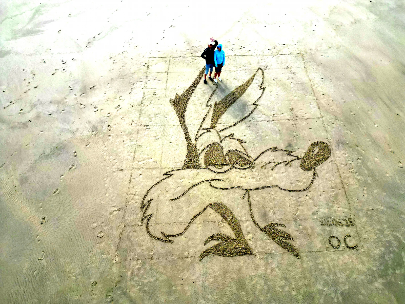 Grande fresque figurative de Vil Coyote avec deux personnes donnant l’échelle du dessin