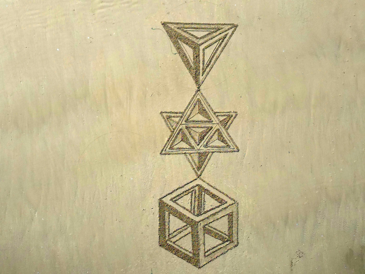 Détail aérien de formes géométriques imbriquées dessinées dans le sable