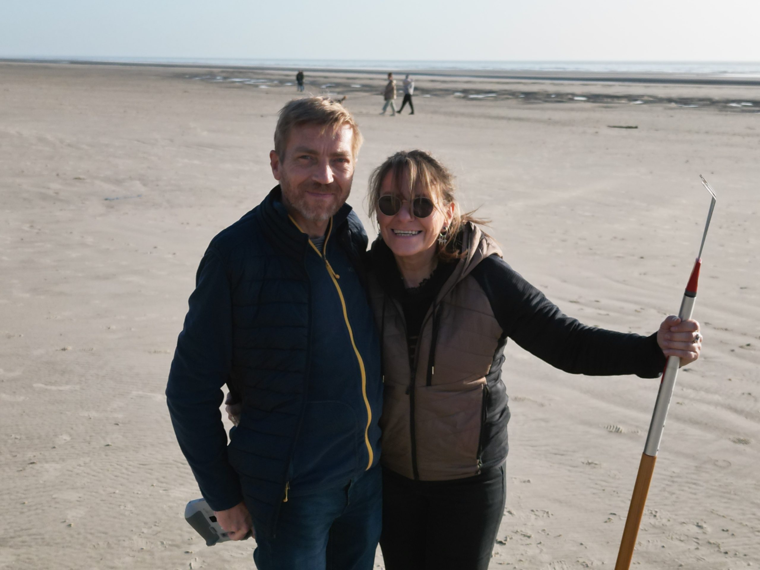 Valérie et Jean-Rémi sur la plage, fondateurs des Optimistes Créateurs